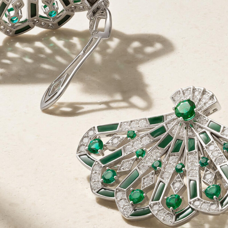 Серьги Garrard Fanfare Symphony из белого золота с бриллиантами, изумрудами и малахитом