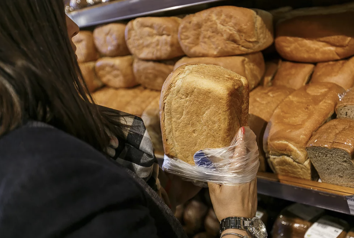 Нужно купить хлеб. Магазин хлебобулочных изделий. Хлеб в магазине. Хлеб на прилавке. Хлеб магазинный.