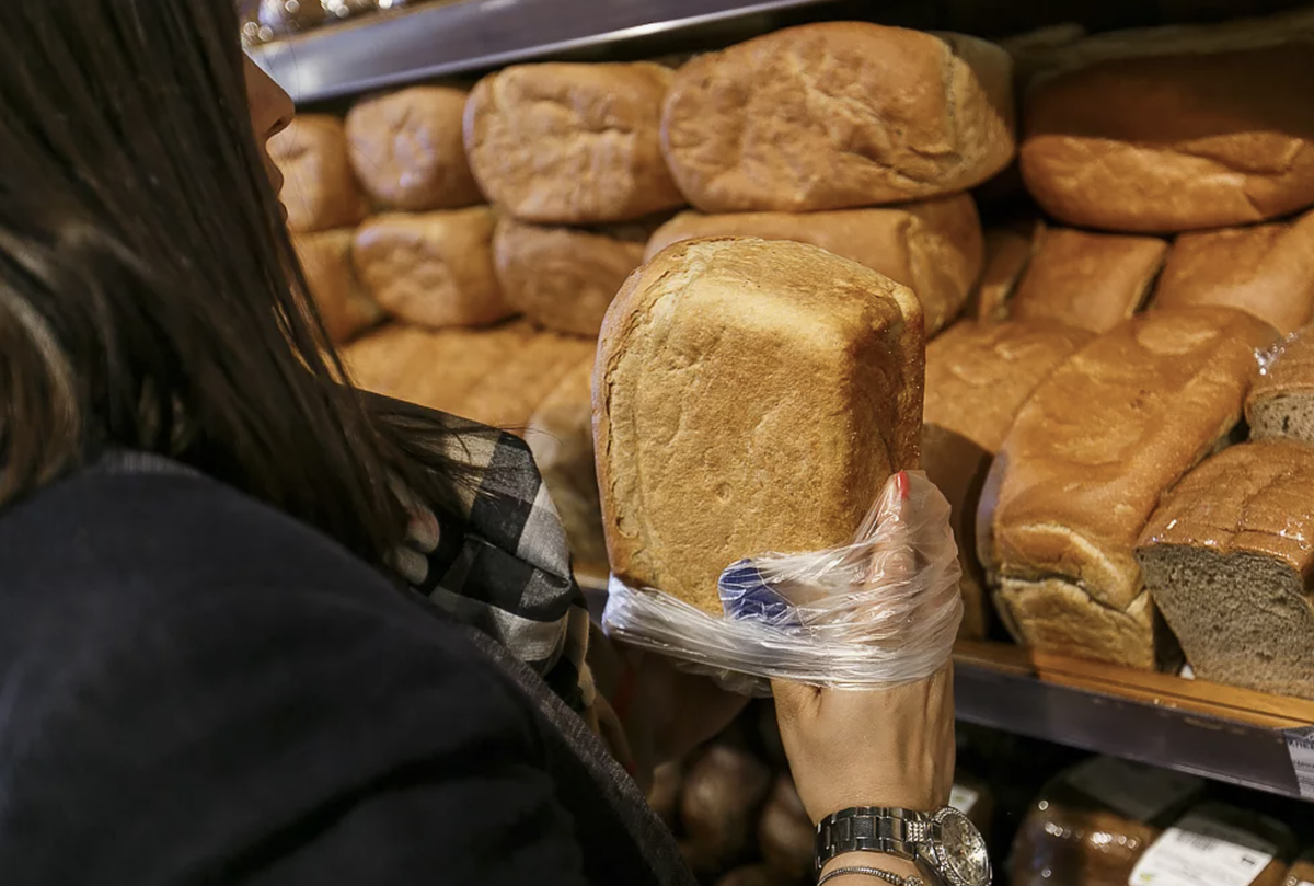 Купи молоко и свежий хлеб в магазине