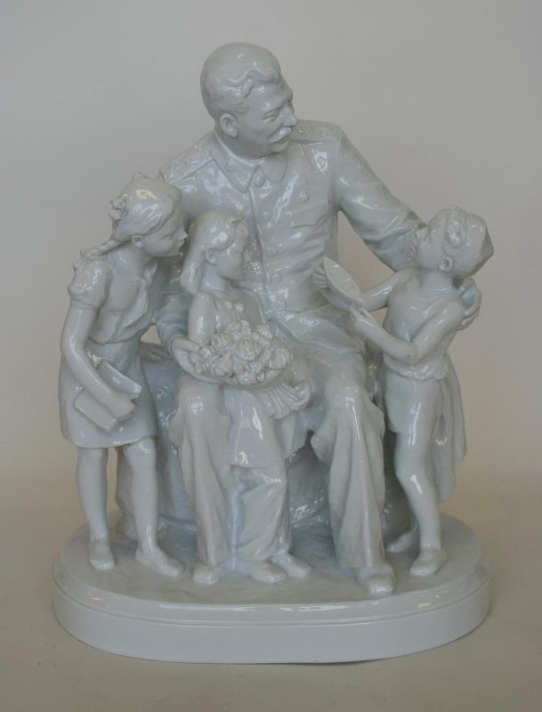 "И.В. Сталин с детьми" из скульптурного ансамбля "Спасибо товарищу Сталину за счастливое детство". 1950-е.  Авторы модели:  Богатырёв В.Ф., Столбова Г.С.  Размеры: 39,0*31,2*21,2 см. Номер в Госкаталоге 37904040. Федеральное государственное бюджетное учреждение культуры "Государственный Эрмитаж".  Изображение взято с сайта "Госкаталог(точка)РФ. Листайте галерею вправо.