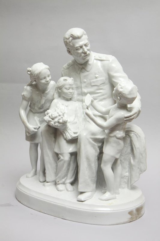 "И.В, Сталин с детьми" из скульптурного ансамбля "Спасибо товарищу Сталину за счастливое детство" 1951 г. Номер в Госкаталоге 27345855. Государственное бюджетное учреждение культуры города Москвы "Музей-усадьба "Кусково". Изображение взято с сайта "Госкаталог(точка)РФ. 