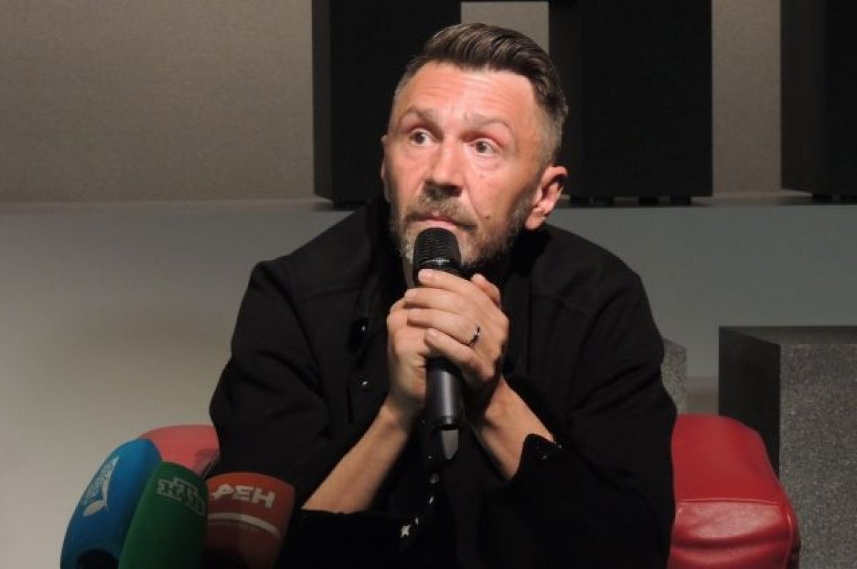    «КП»: лидер группы «Ленинград» Шнуров с семьей тайно переехал в Германию