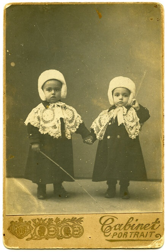 Младшие сыновья Мазура М.П.: Борис слева и Глеб справа