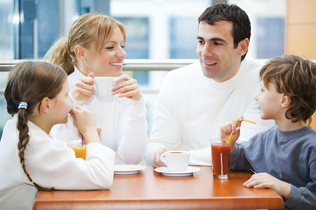 Instead family. Общение ребенка с родителями. Общение в семье. Разговор в семье. Беседа детей с родителями.