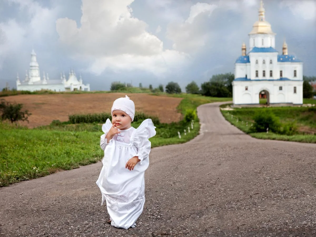 Мальчик на фоне церкви