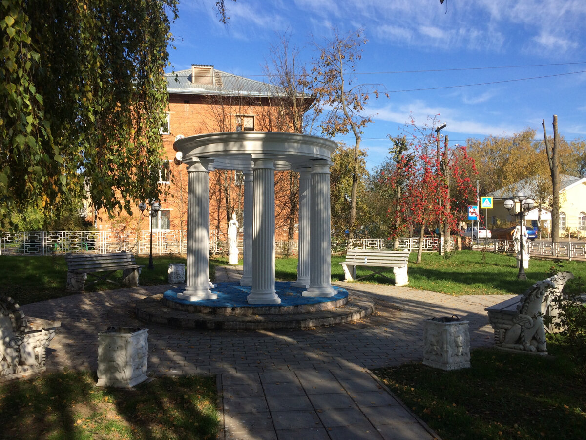 Лотошино. Сквер "Вернисаж". Фото автор