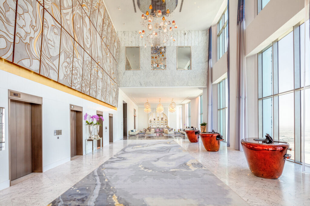 The Sky Lobby, SLS Dubai Hotel / фото https://www.sbidawards.com/wp-content/uploads/2021/07/5c92f55961393ec9591ecd43fc9f726f7fa50d62-1024x683.jpg