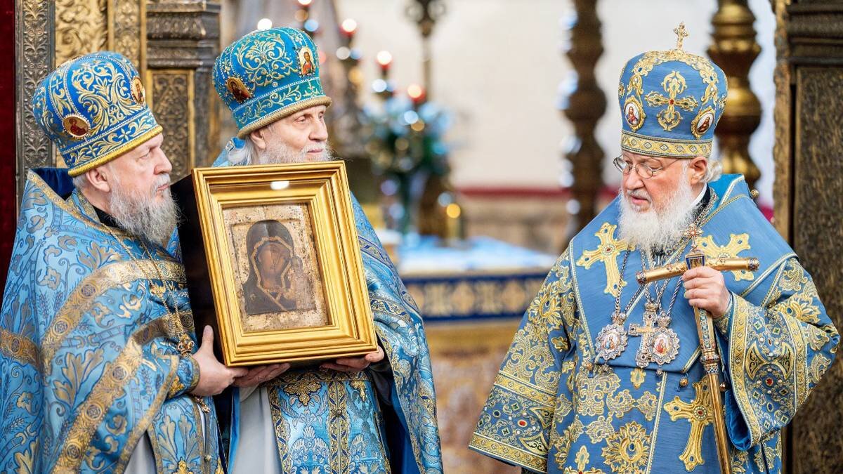    Патриарх Московский и всея Руси Кирилл (справа) во время литургии в честь праздника иконы Казанской Божией Матери в Успенском соборе Московского Кремля / Фото: Олег Варов / РИА Новости