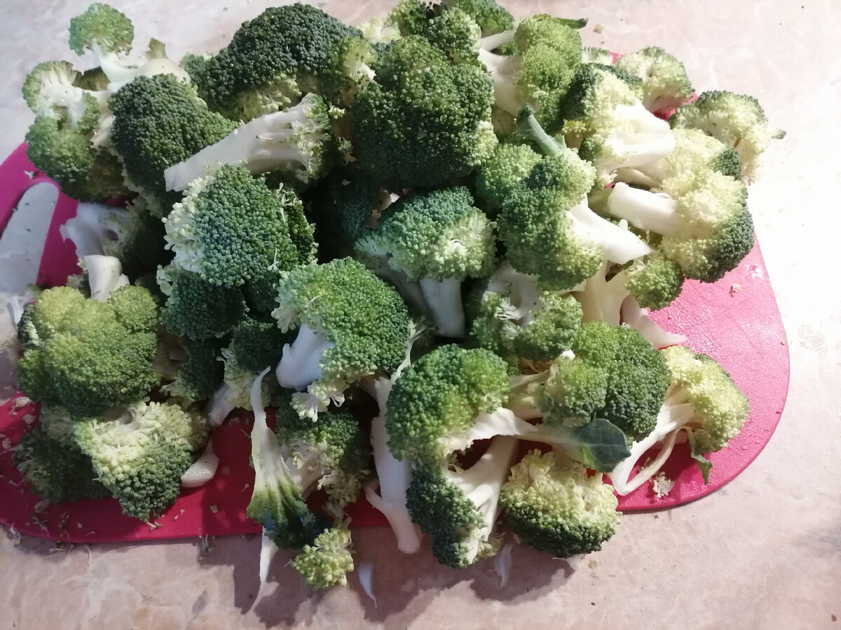 Капусту разрезали  на маленькие  соцветия 