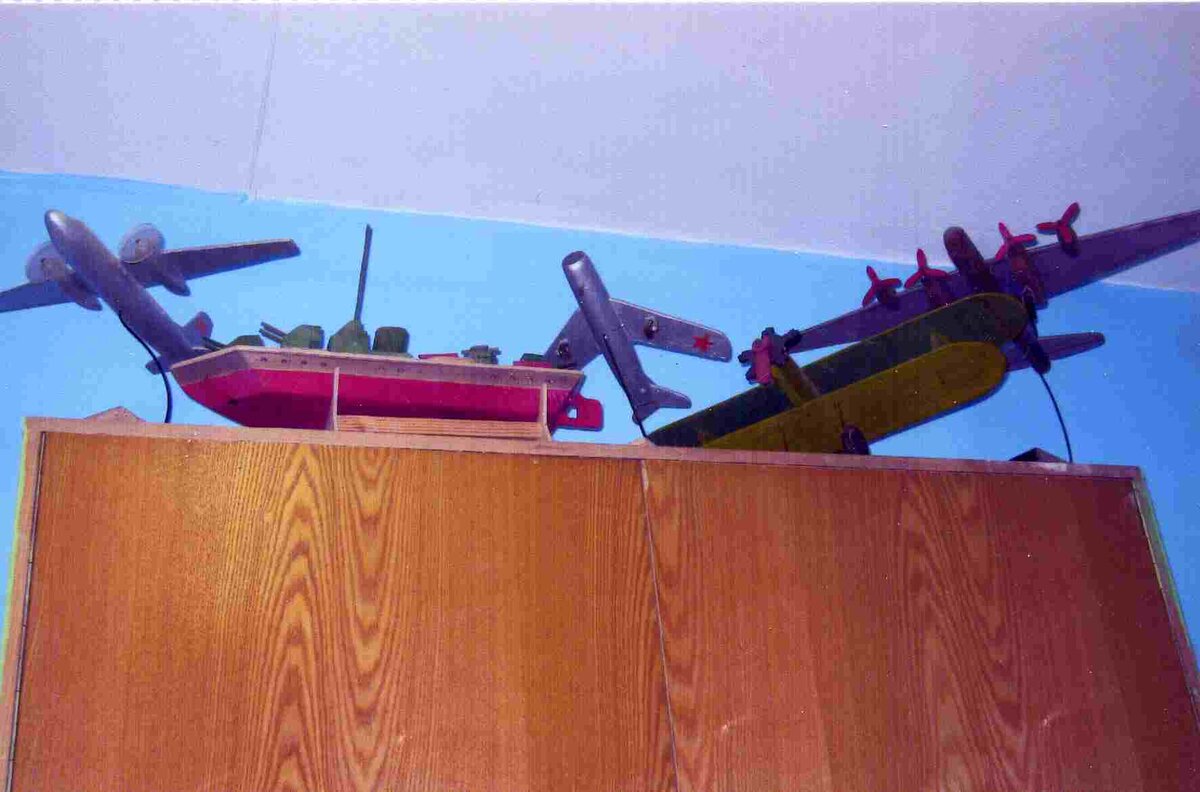 Модели, изготовленные кружковцами "Юного мастера". Фото автора.
