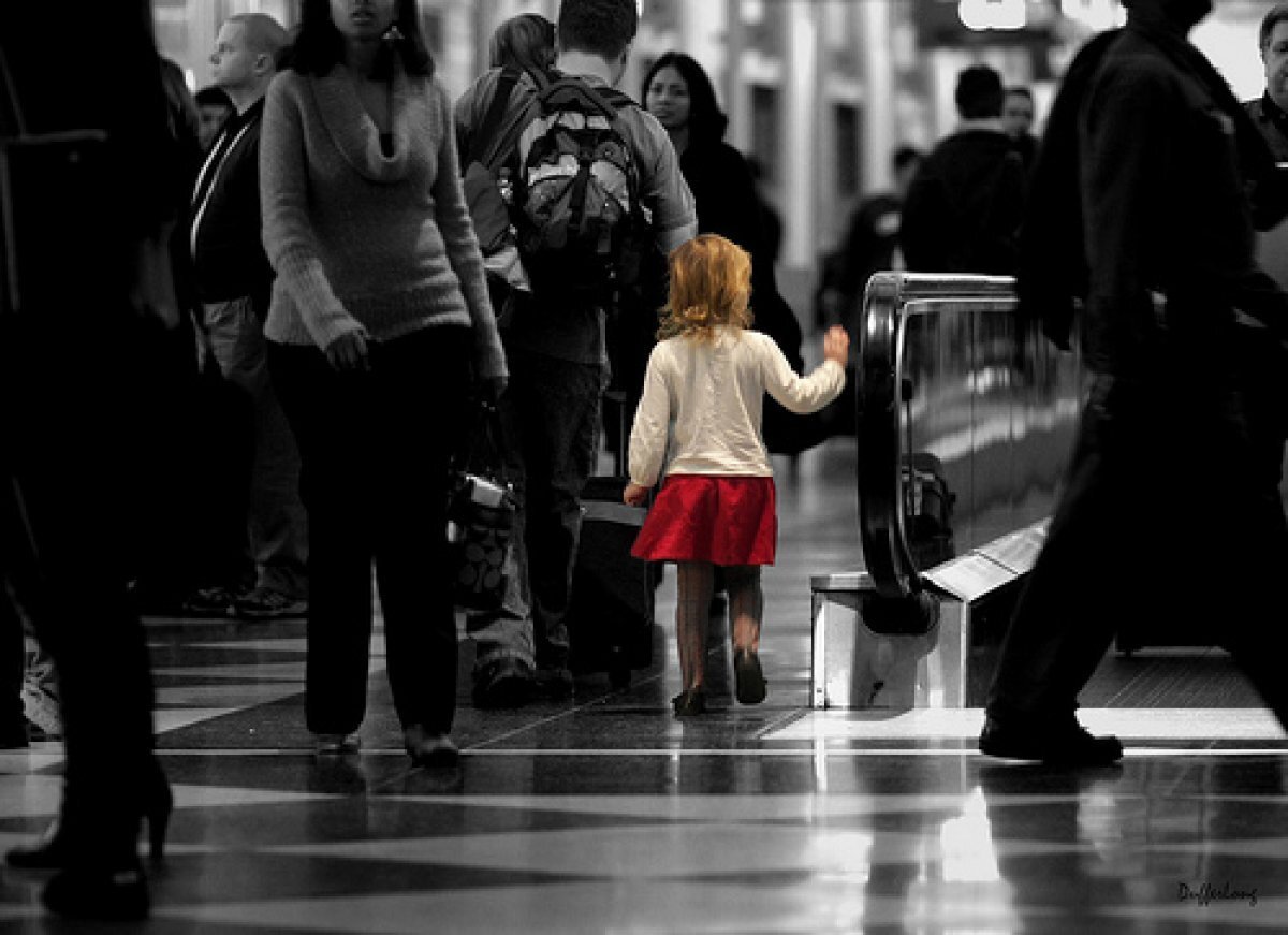 люди среди маленьких. высокие люди среди людей. огромный человек среди детей. ребенок потерялся. ребенок среди взрослых.