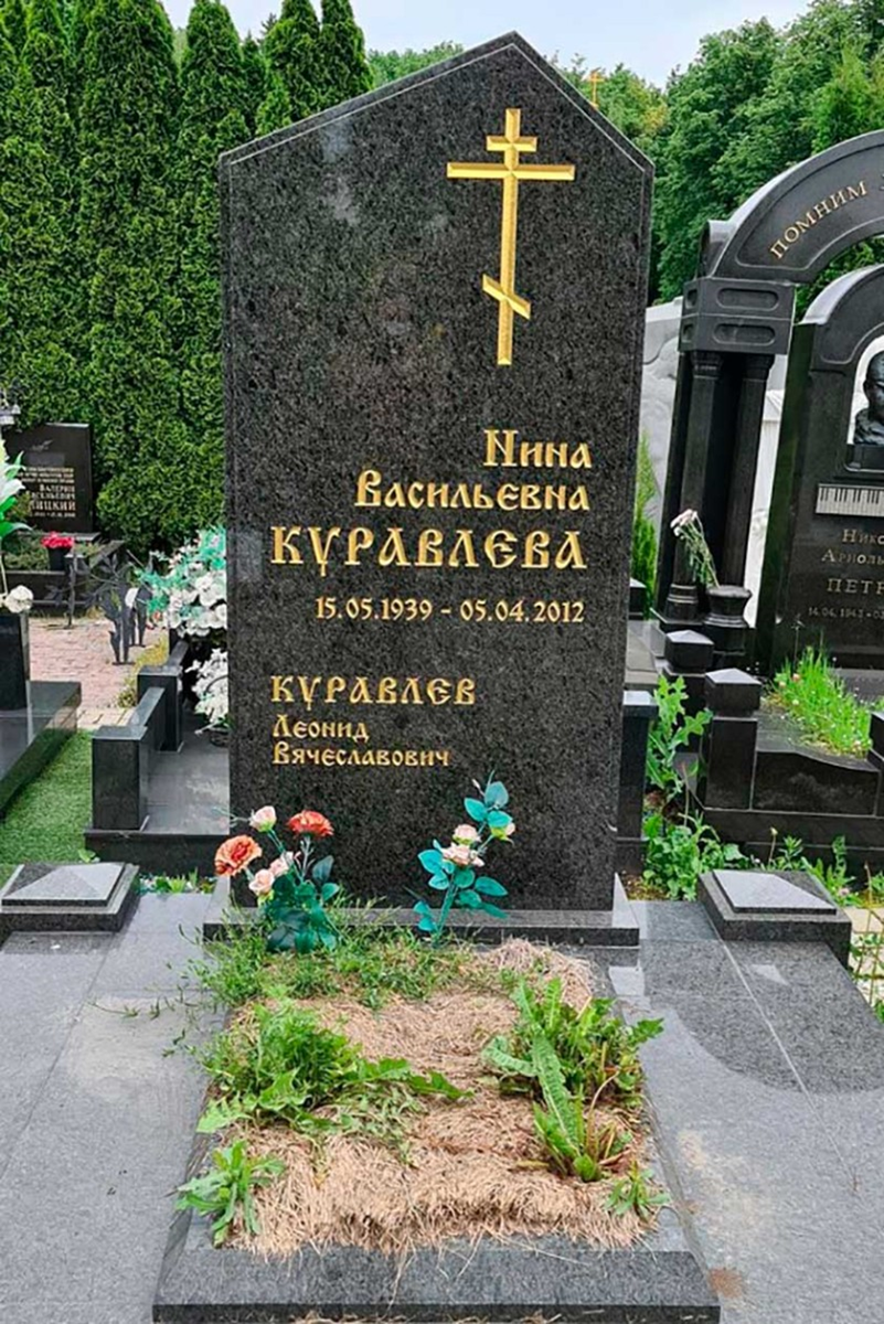Скромно: как выглядит могила Куравлева на Троекуровском - day.ru