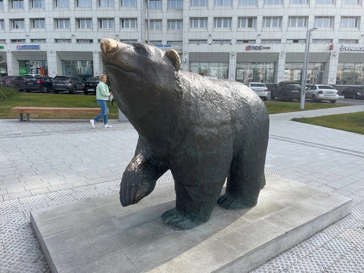 Медвежонок 2 пермь. Пермский медведь памятник Пермь. Легенда о Пермском медведе Пермь. Памятник медведю в Перми. Скульптурная композиция Пермский медведь» Пермь.