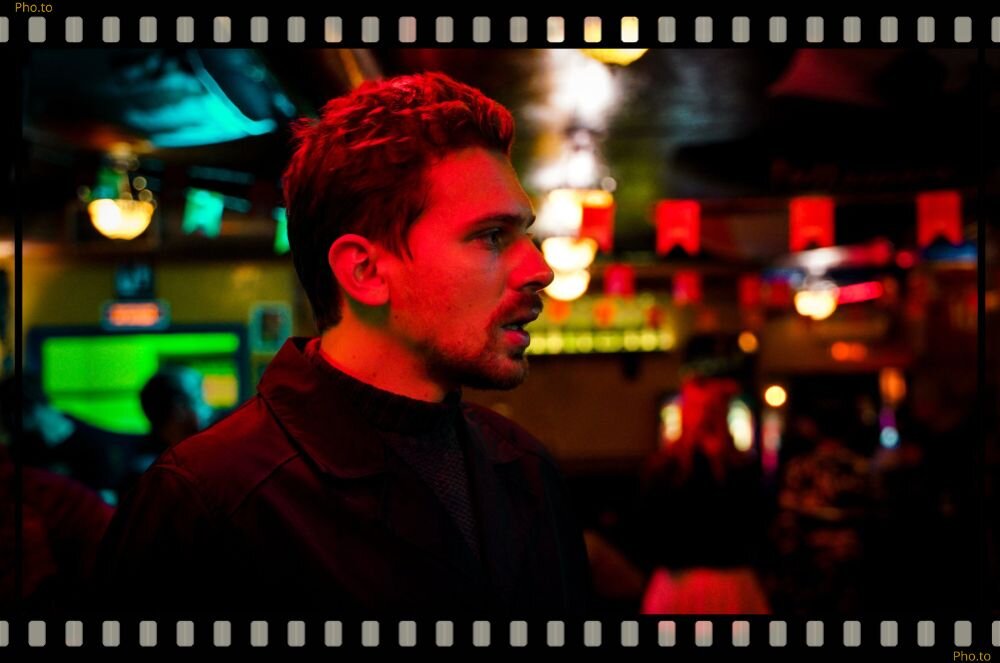 Кадр из сериала "Теория больших денег" 