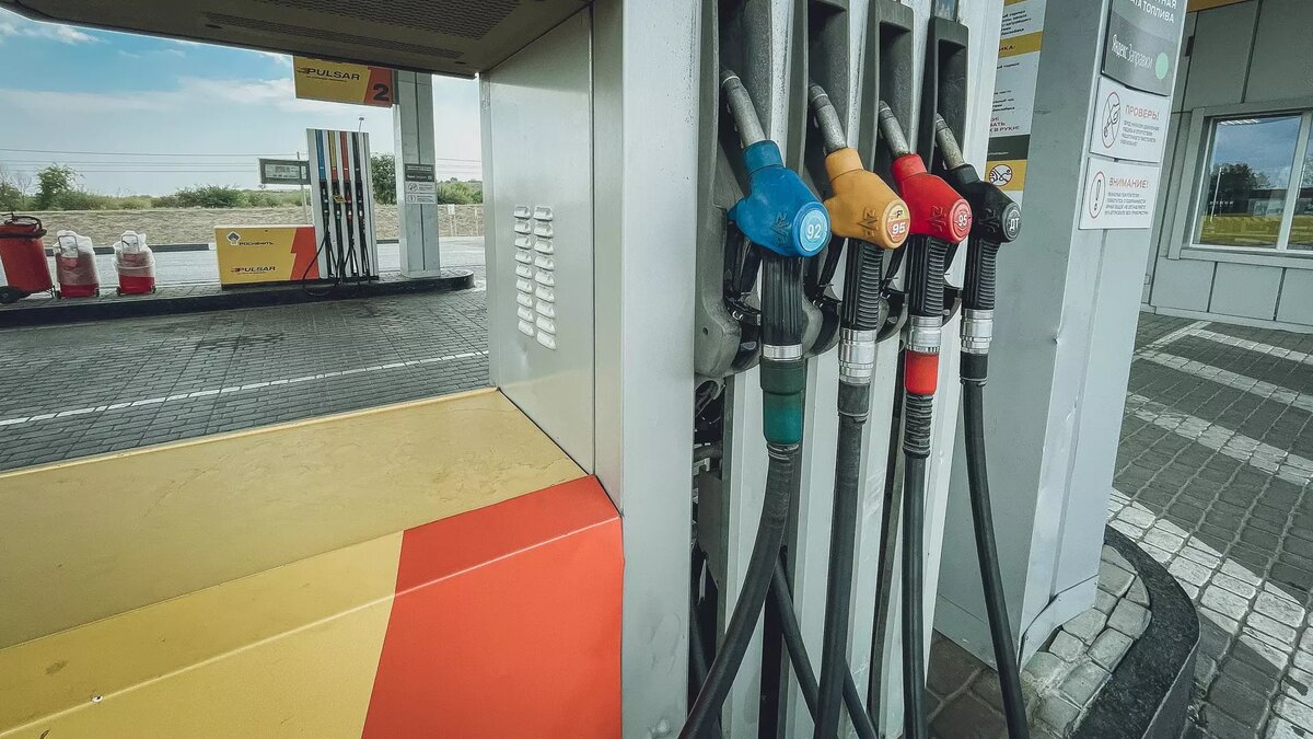     Снижение цен на бензин продолжается в ноябре в Волгоградской области. Две марки топлива подешевели за прошедшую неделю, по данным Росстата.