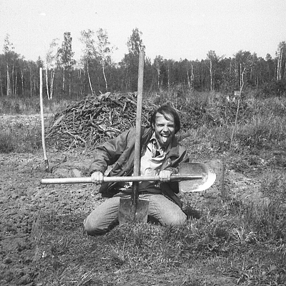 "Заигрывание с сатанизмом" на семейной "фазенде". Разрабатываем участок. 1993 год. Домика так и не построили...  продали потом участок москвичу-соседу. 