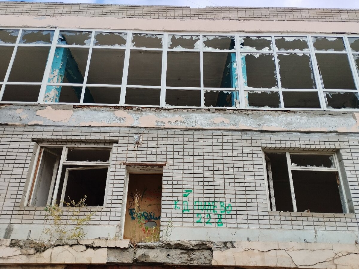 Волгоградская ГРЭС, она же СталГРЭС – бывшая и ныне неиспользуемая энергетическая станция Волгограда, располагающаяся в Кировском районе. Само здание было в короткие сроки построено в 1929 году. Объект являлся конденсационной электростанцией, то есть, проще говоря, основная деятельность – производство электрической энергии. В 2016 году СталГРЭС полностью была выведена из эксплуатации.