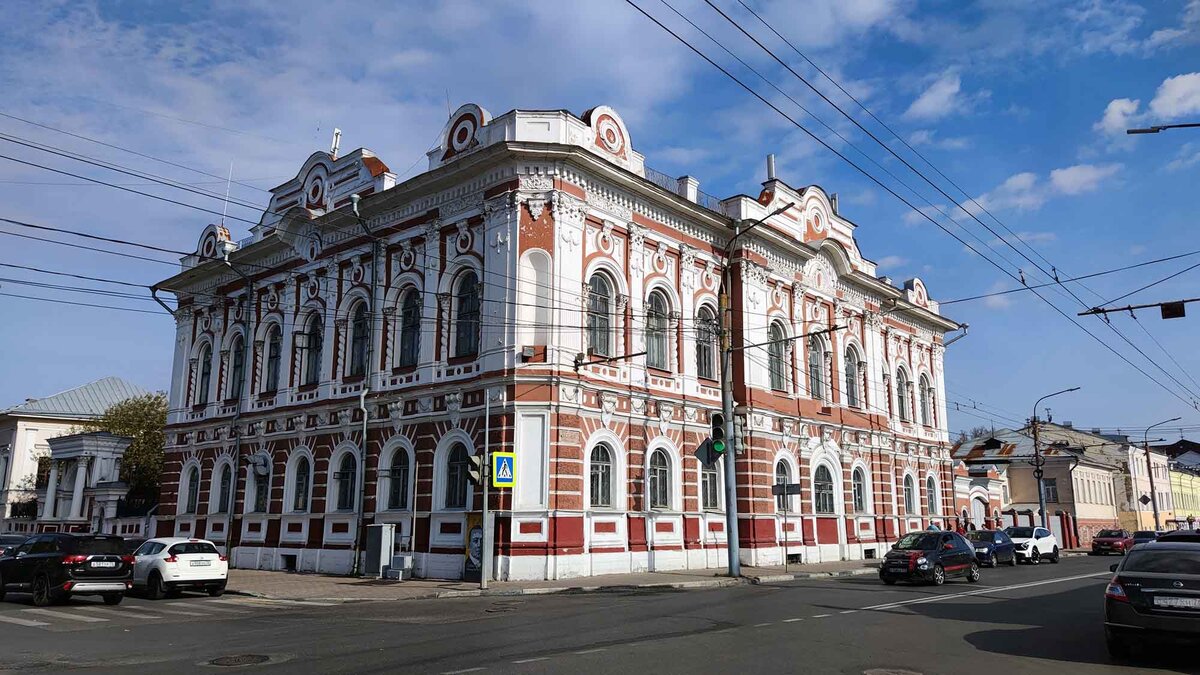 Этот дом был построен в 1867 году хлеботорговцем Полетаевым.