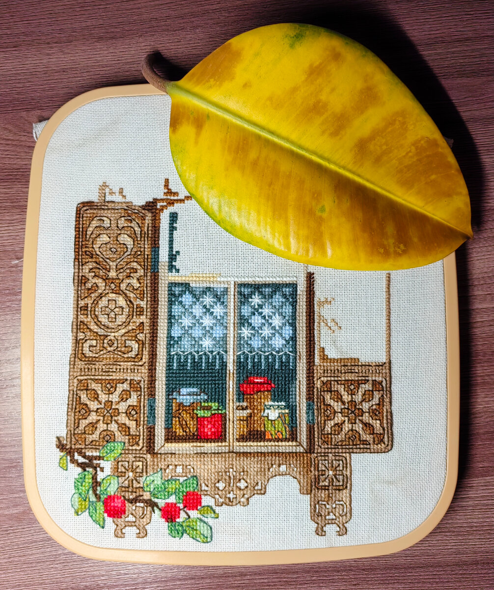 Отвалился листик от фикуса. Ну до чего же хорош! Такой жёлтенький 😍 к моему осеннему процессу!