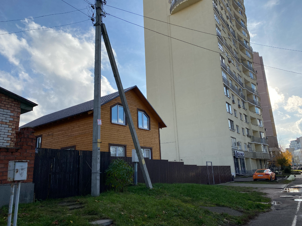 Минск не перестает удивлять. В центре города такая эклектика: стоит многоэтажка, а рядом – частный дом. 