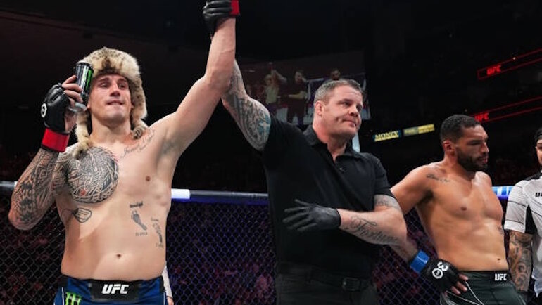    Брендан Аллен после победы над Бруно Сильвой.Zuffa LLC