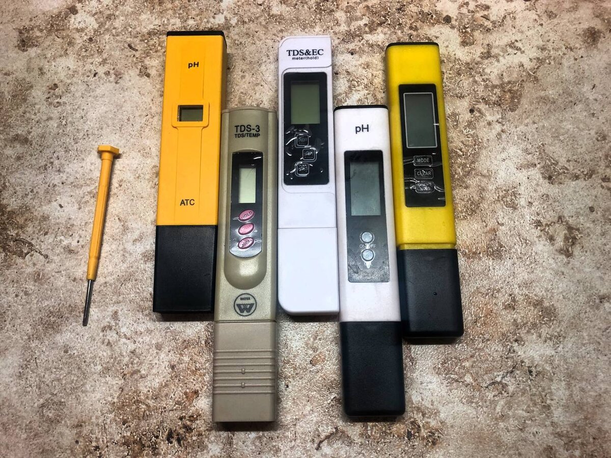 На фото несколько Ph и TDS-метров