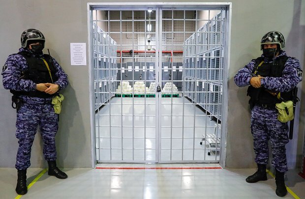    Сотрудники правоохранительных органов у помещения для хранения кокаина, предназначенного для уничтожения. Фото: Михаил Джапаридзе / ТАСС