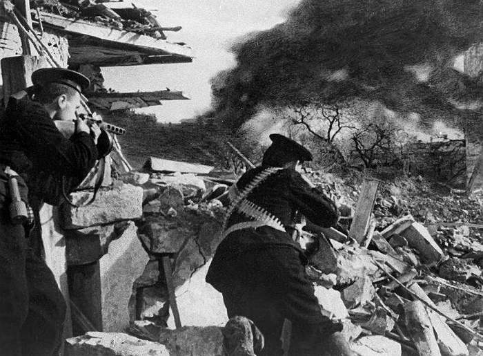 Советские моряки держат оборону