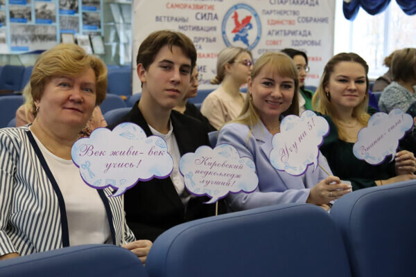    Группа поддержки участниц из Кировского педагогического колледжа