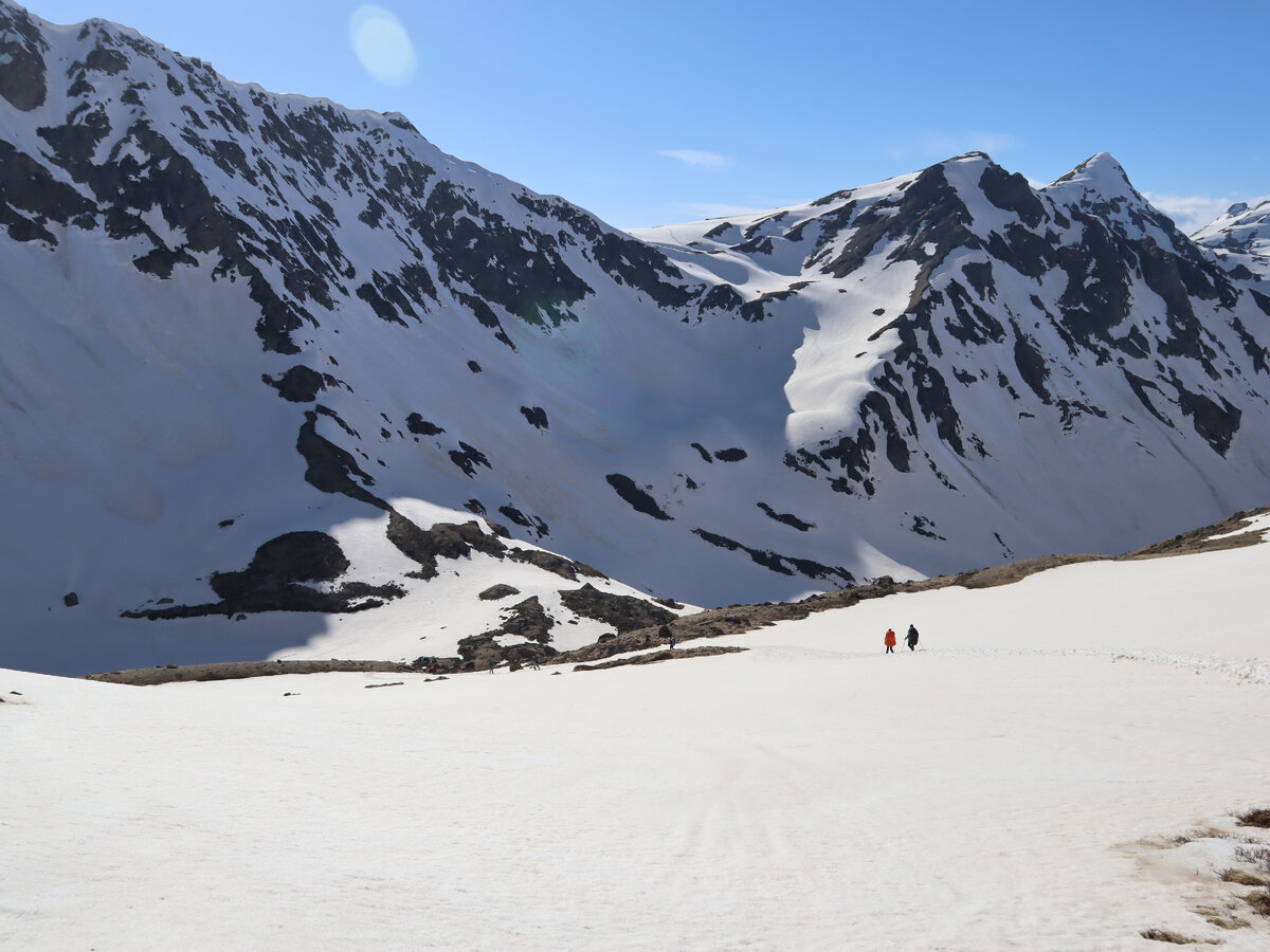 В этой статье не будет фоток Эвереста, потому что все и так знают, как выглядит эта гора. Пусть лучше тут будут фото из моего первого и последнего в жизни горного похода по Архызу. Скажу сразу, что горный поход даже самой сложной категории не имеет ничего общего с альпинизмом. Это два разных направления. Горные походы всё же более к спортивному туризму относятся. Лично мне хватило этого опыта с головой для понимания, что в горах мне делать нечего, даже в качестве туриста. Это был негативный опыт и в физическом, и в эмоциональном плане. 