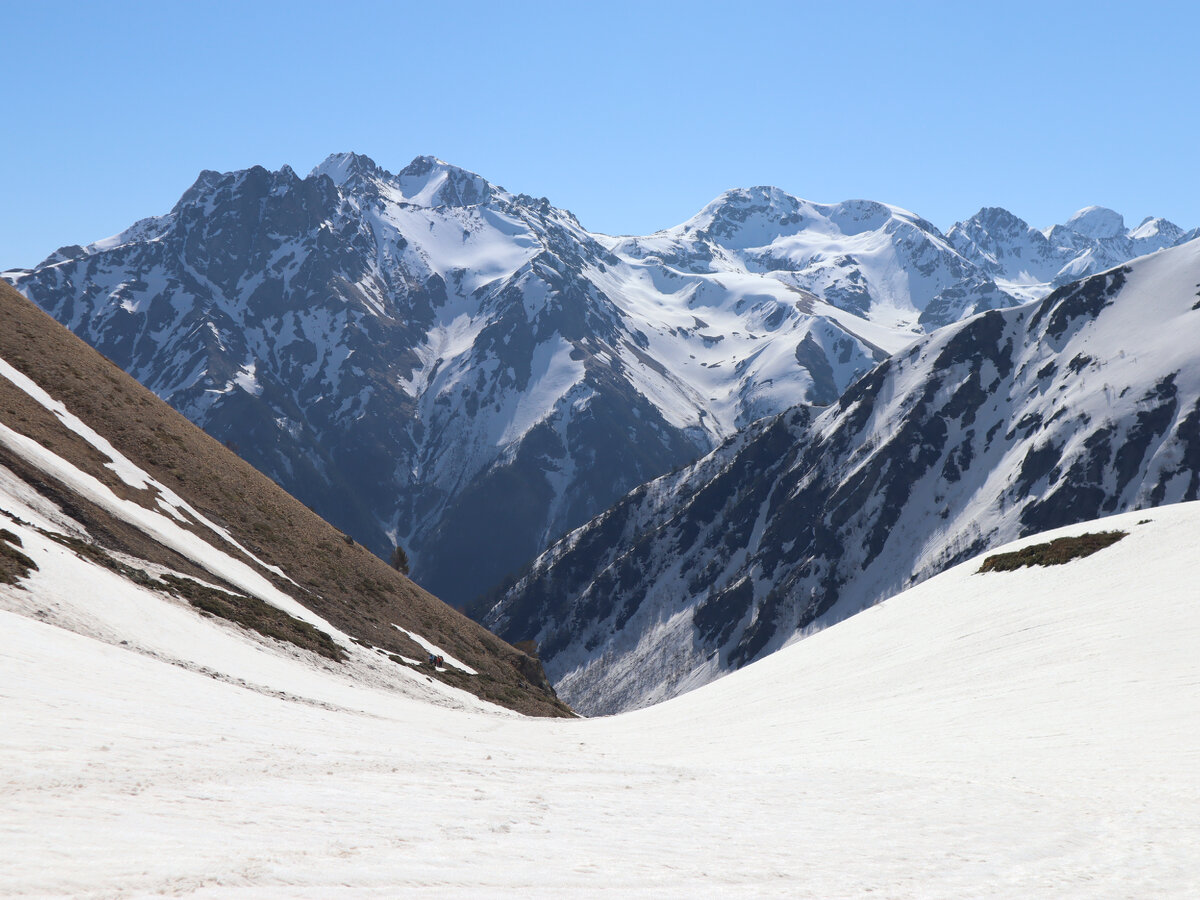 У нас поход был 1 категории сложности, т.е. самый лёгкий из всех возможных. Всего 4 перевала, без провешивания перил, связок, кошек и ледорубов. Однако в некоторых местах это уже тянуло на горную двоечку (2 к.с.) и без ледоруба было откровенно стрёмно. Я старалась вниз не смотреть. И это, заметьте, всего-то жалкие 3000 метров над уровнем моря, не 8000...