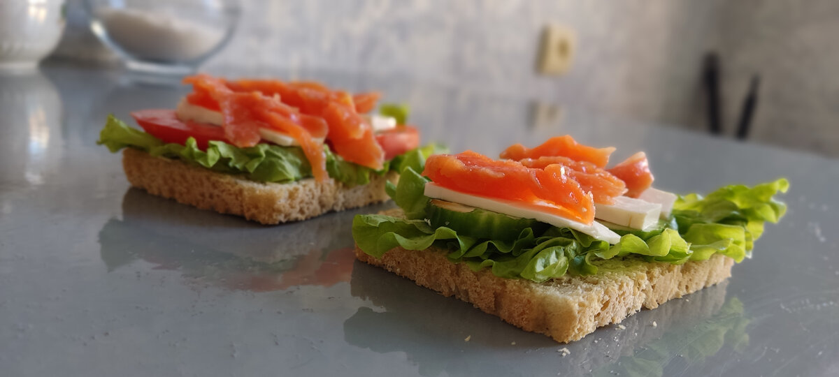 Тосты с зеленью, овощами, сыром и красной рыбой 