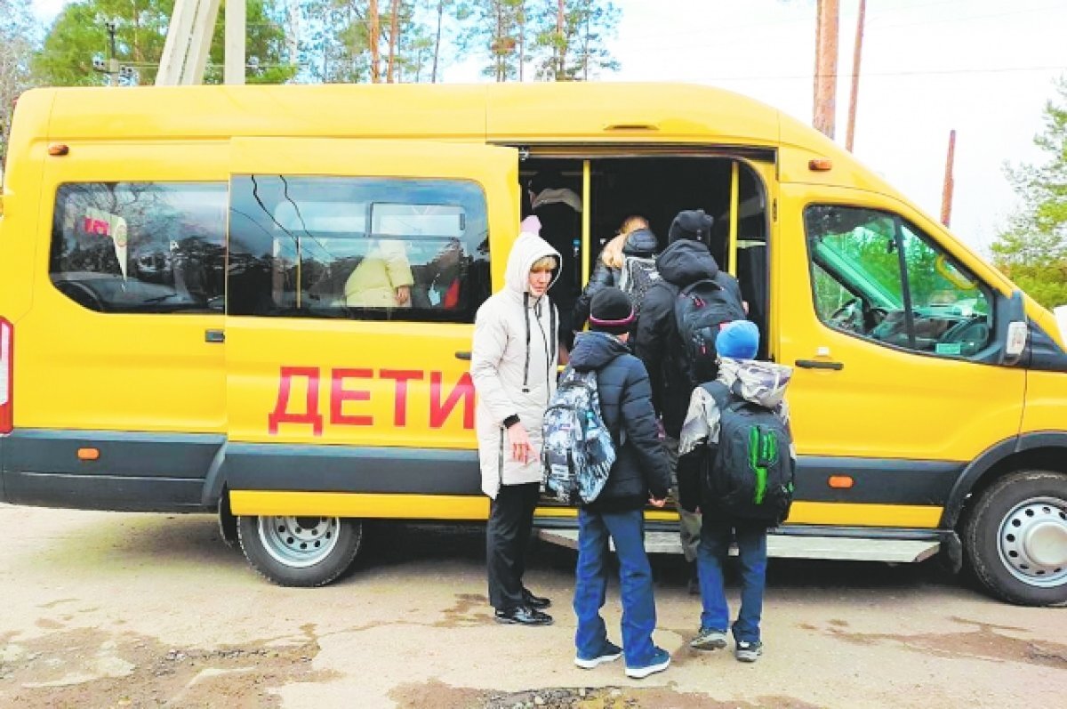    Из-за гололёда перевернулся школьный автобус