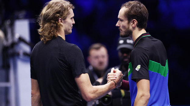    Даниил Медведев (справа) с Александром Зверевым. AFP