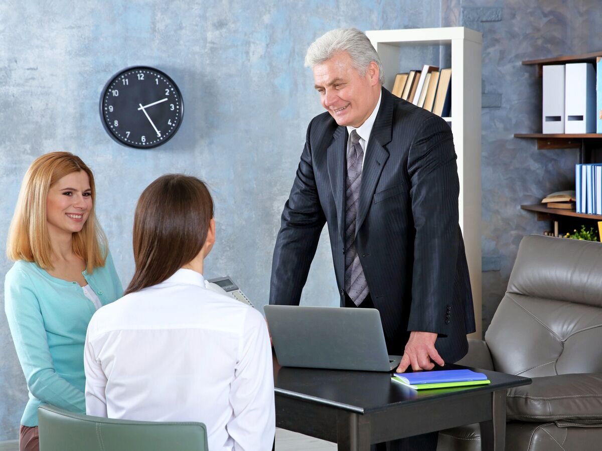    Встреча с учителем в школе© Depositphotos.com / belchonock