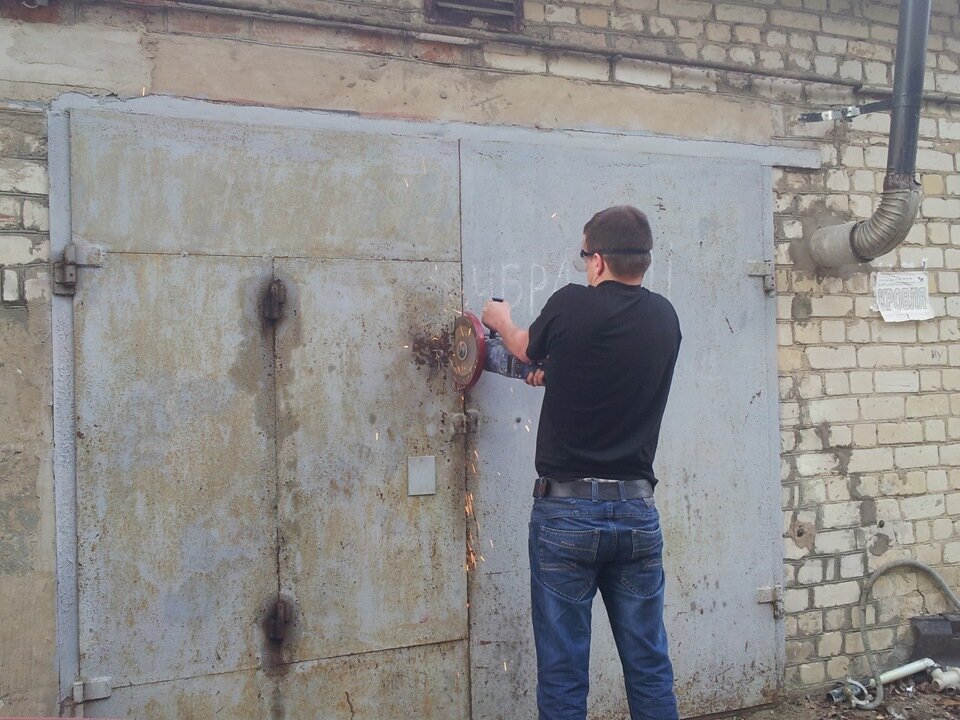 Ворота гаража гск. Гараж внутри. Защита гаражных ворот от вскрытия. Защита гаража от воров. Защита ворот гаража от вскрытия.