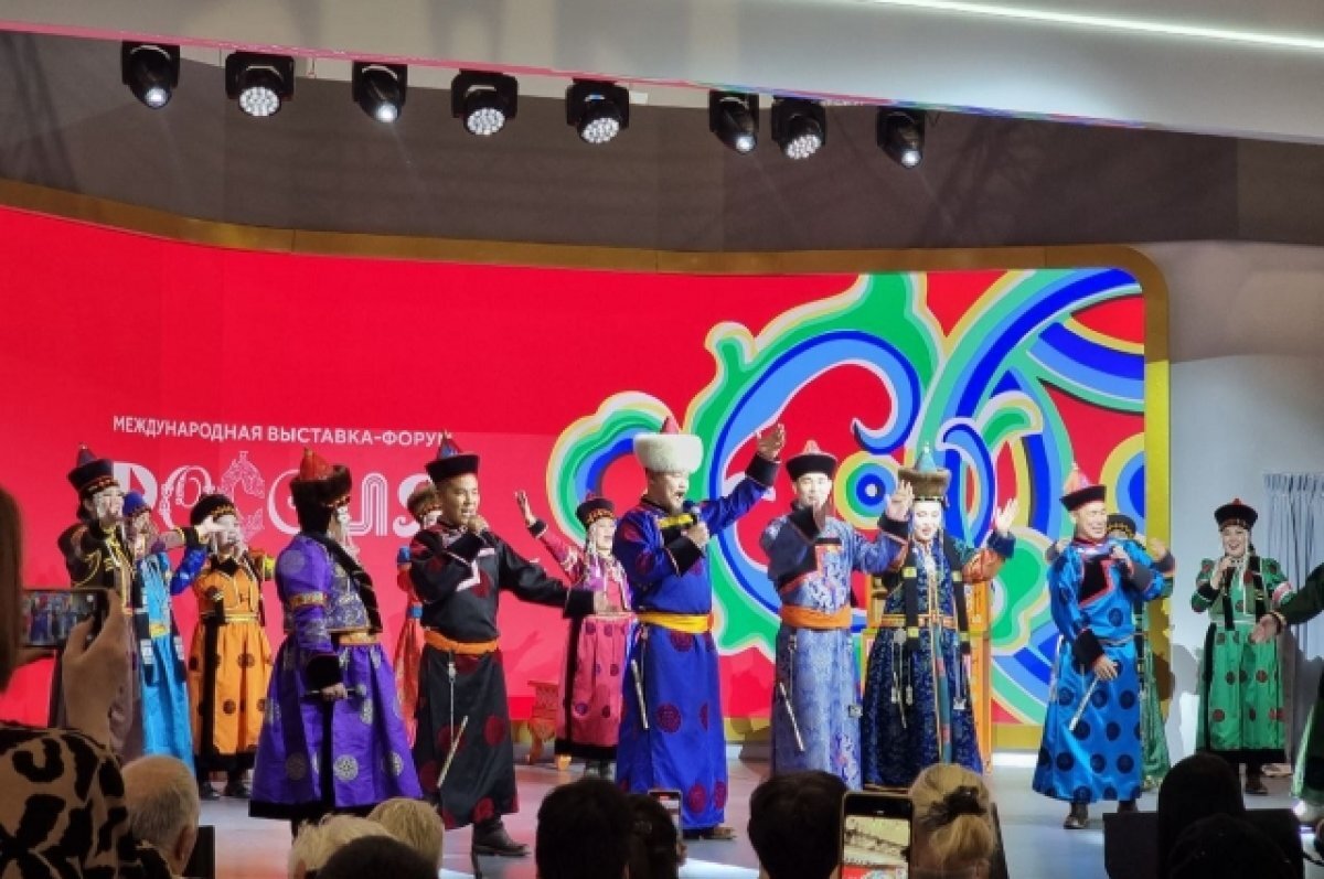    Пара сыграла свадьбу по традициям Бурятии на выставке "Россия" на ВДНХ