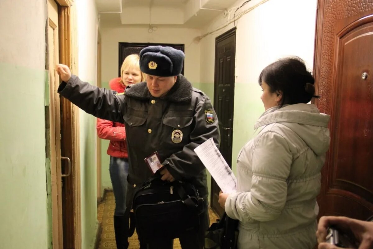 Проникновение сотрудников в жилые помещения допускается. Полицейский в квартире. Милиция в квартире. Полицейские приставы. Квартира милиционера.