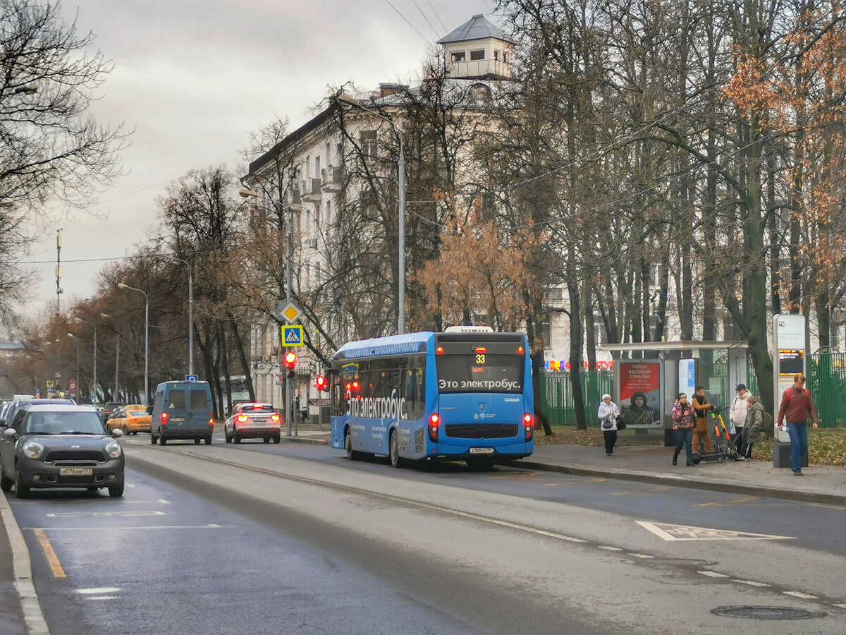 Остановка "2-й Сельскохозяйственный проезд" в противоположном направлении, в сторону проспекта Мира. И электробус на маршруте № 33. Теперь на этом маршруте снова 7-й автобусный парк (теперь уже, правда, бывший) - как это было в моём детстве. А на светофоре перекресток со 2-ым Сельскохозяйственным проездом.