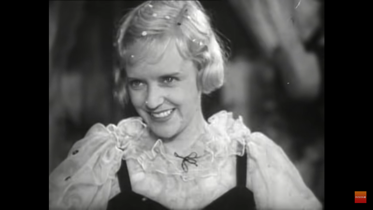 Главная героиня Варя. Кадр из фильма "Любимая девушка", источник https://www.youtube.com/watch?v=7xEDm53roUg