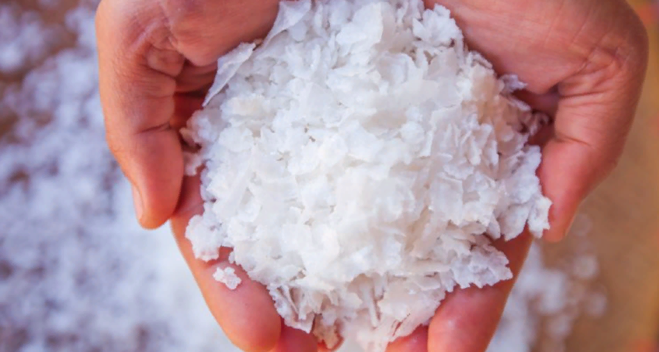 рассыпанная соль в углу. соль по углам дома. соль в доме рассыпать по углам. поваренные соли. соль рассыпалась.