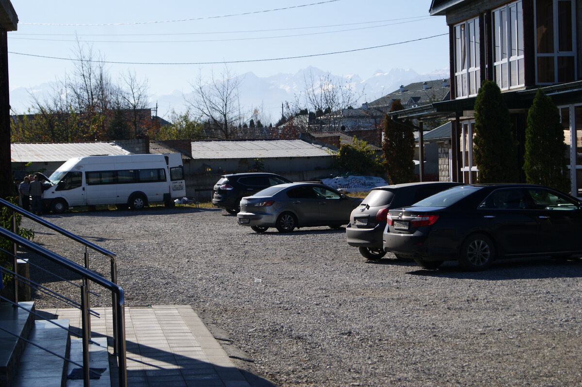 вид на снежные горы с территории источника