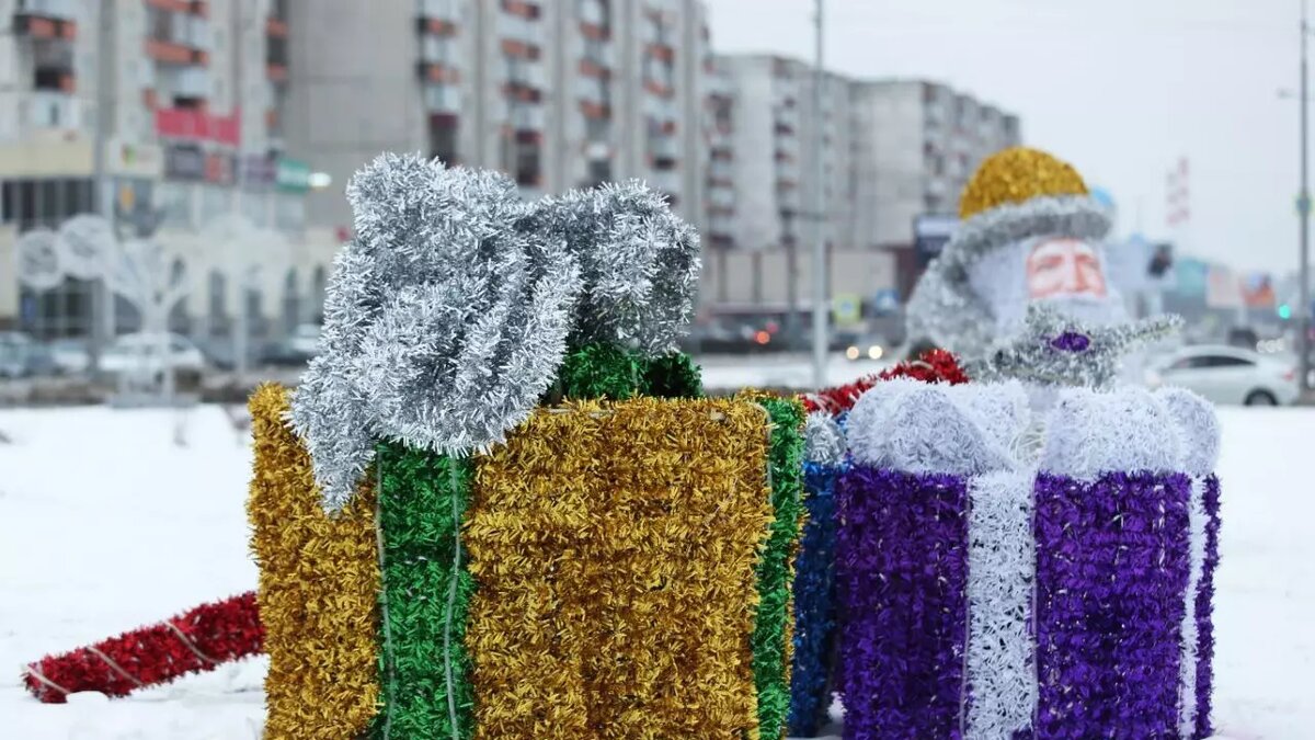     В Сургуте начали наряжать площади к Новому года. Всего празднично оформят восемь локаций.