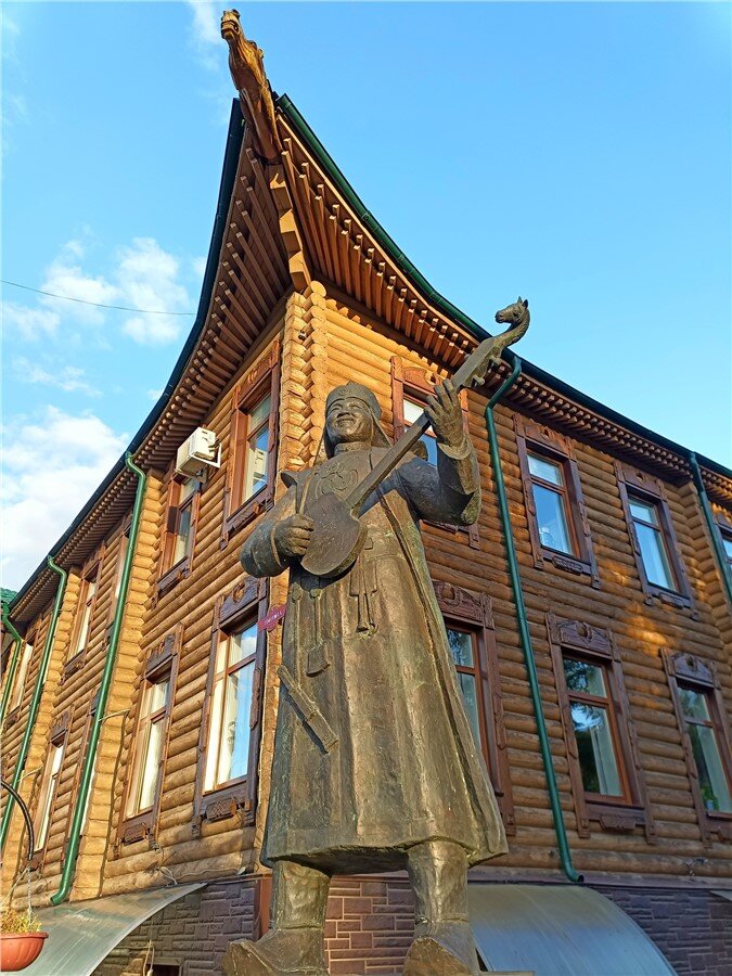 Памятник Конгар-оолу Ондару — народному хомейжи Тувы. Автор — Сылдыс Ойдуп