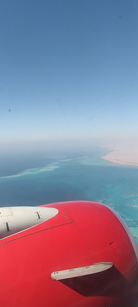 Из иллюминатора видна уже не только красная турбина самолёта, но и Красное море)