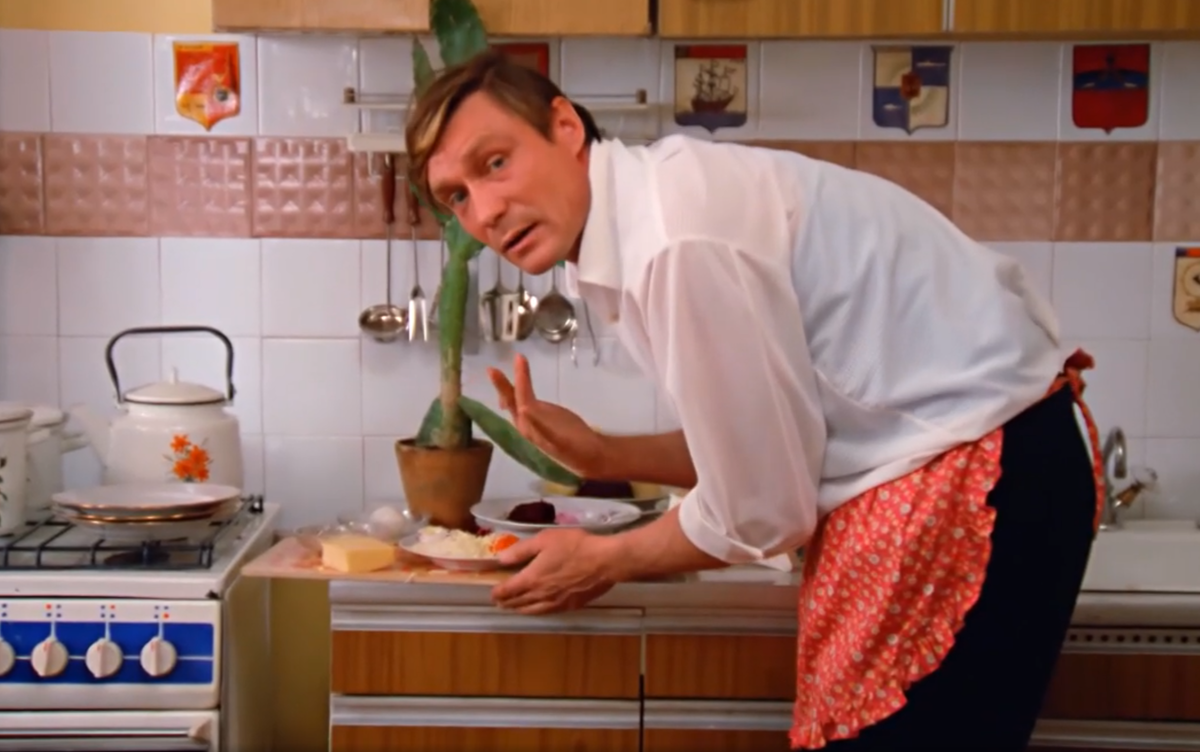 Василий готовит диетическую овощную закуску для Раисы Захаровны  Кадр из фильма "Любовь и голуби"      Листайте дальше  --->>>  дальше больше!