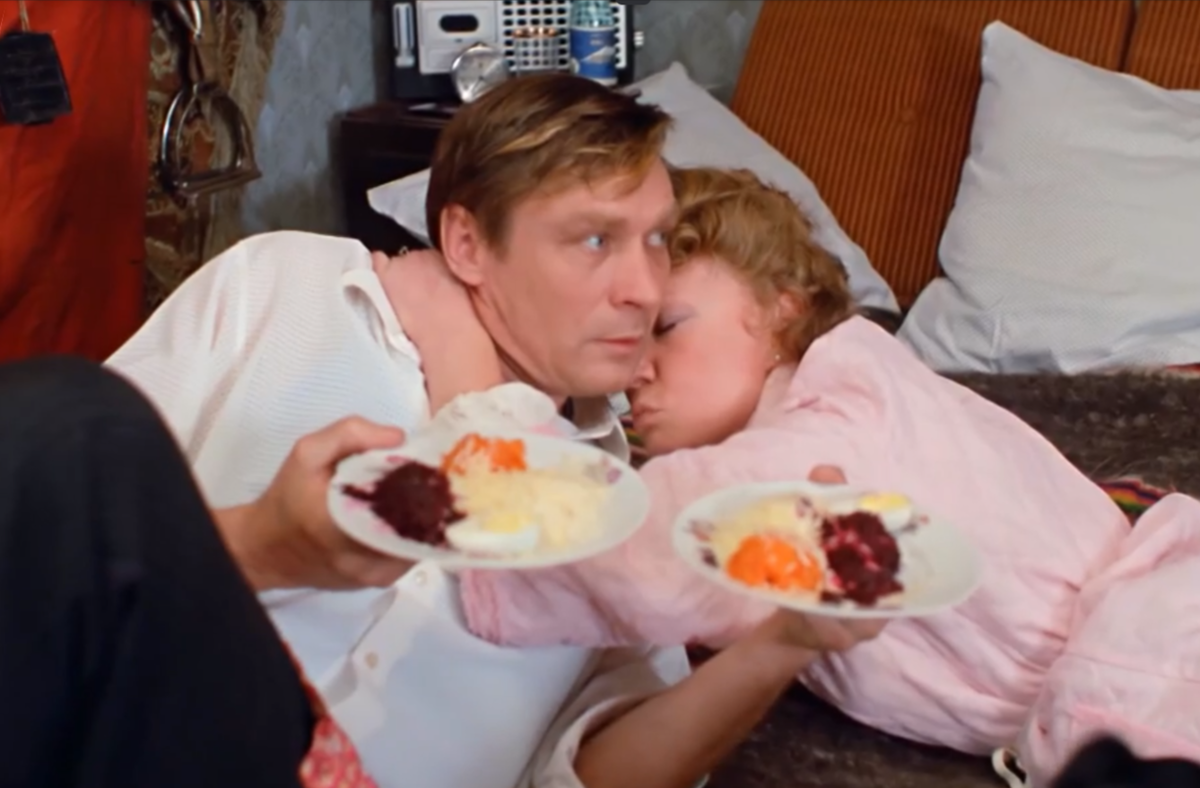 Героиня Людмилы Гурченко в расстройстве и салаты ей не помогут!  Кадр из фильма "Любовь и голуби"