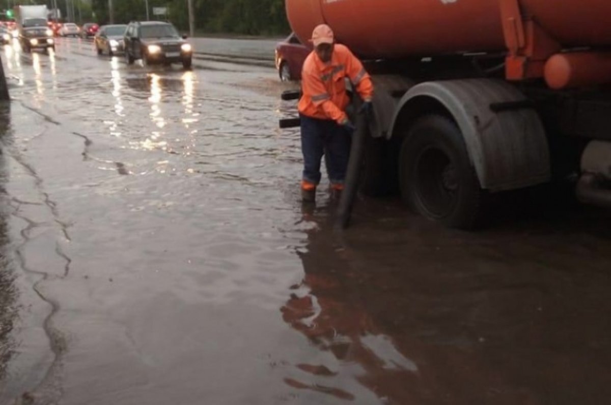    Мэр Омска поручил контролировать откачку воды с городских дорог