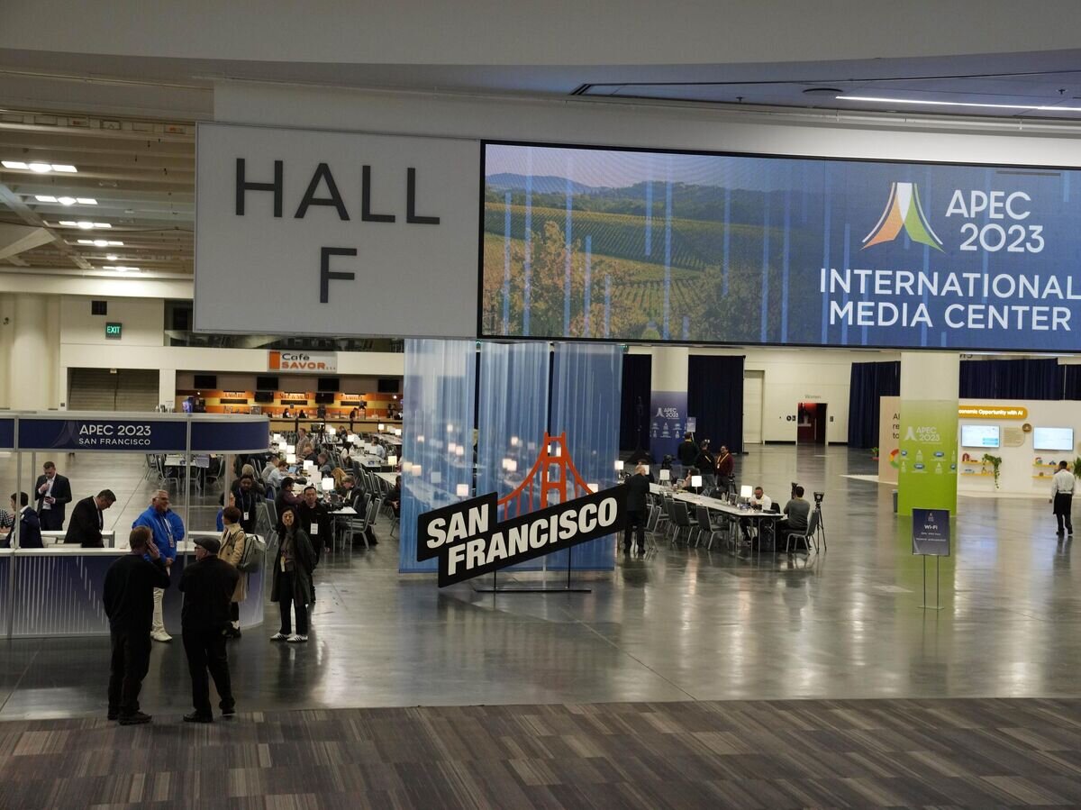    Таблички приветствующие посетителей саммита АТЭС в Сан-Франциско.© AP Photo / Eric Risberg