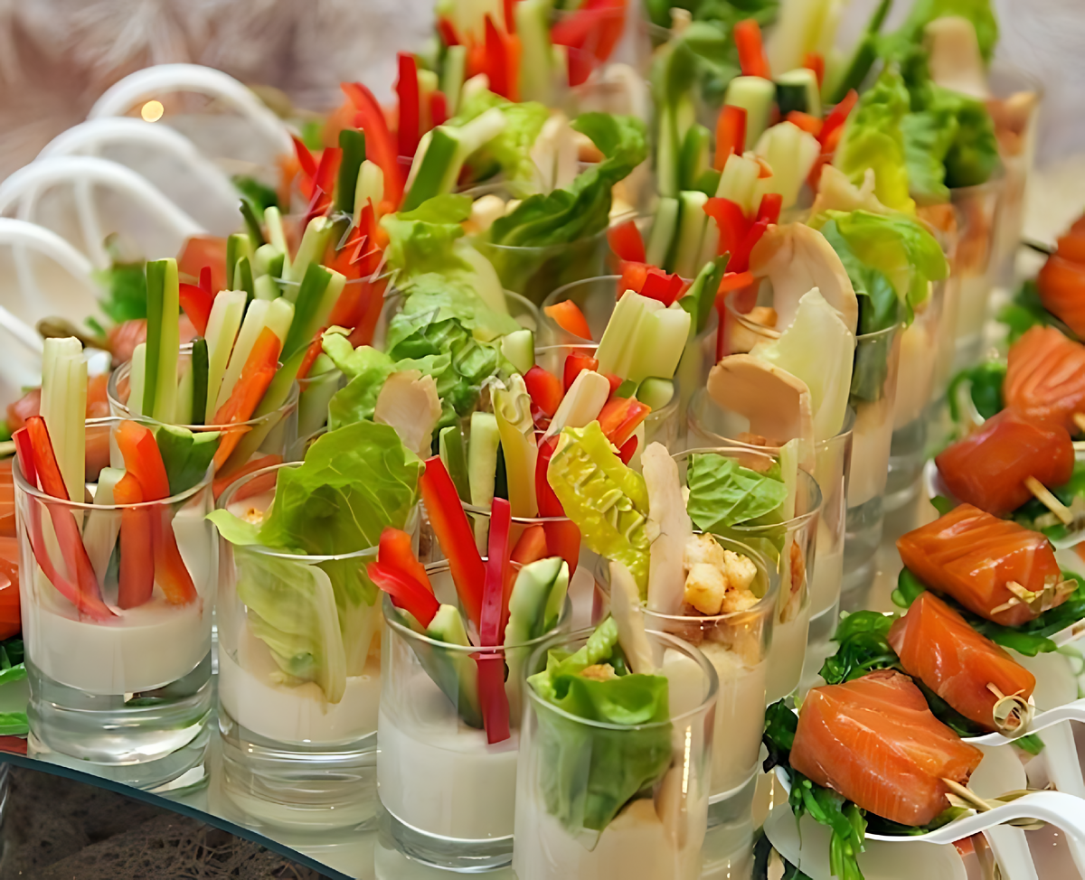 Овощная закуска. Закуски для фуршета. Овощные фуршетные закуски. Красивые блюда для фуршета.